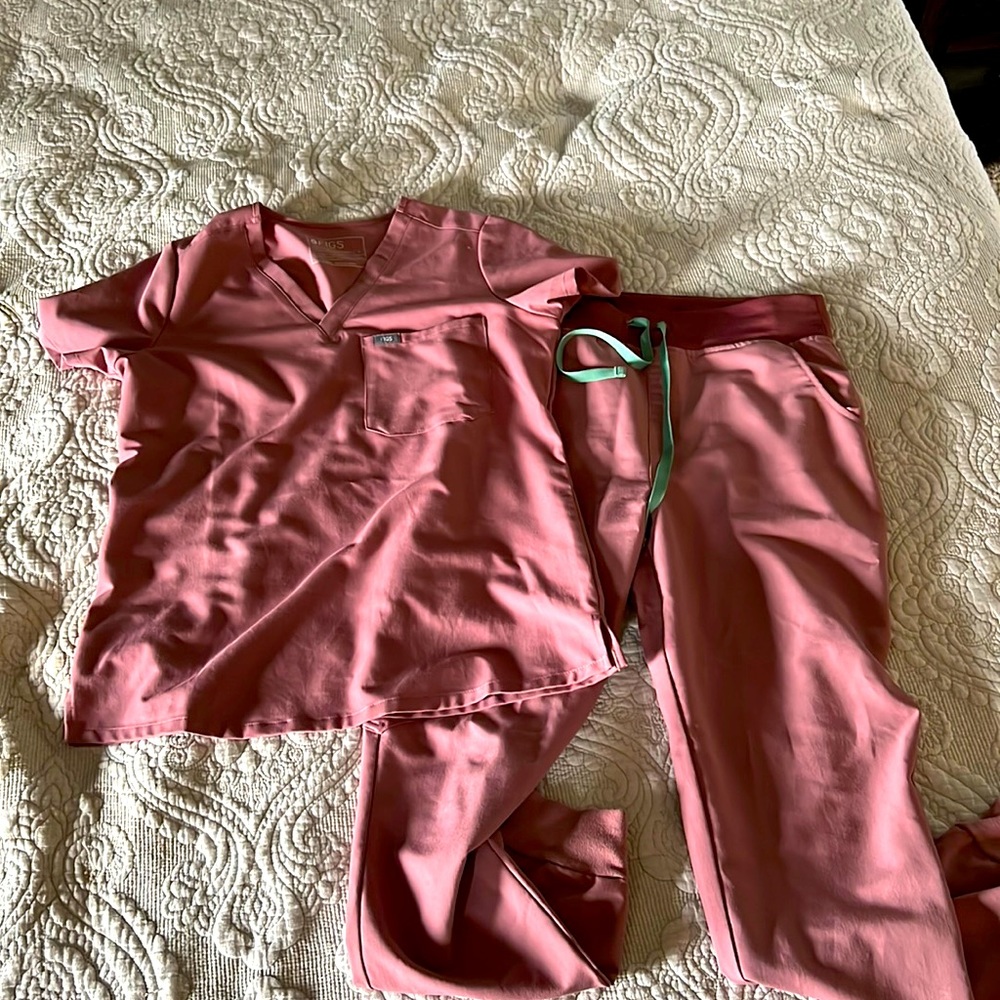 Scrubs- small mauve top and medium jogger bottoms